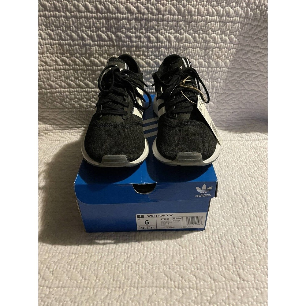 Adidas Originals Women's Swift Run X Shoes Size 6 Black/White W/Silver Toe.